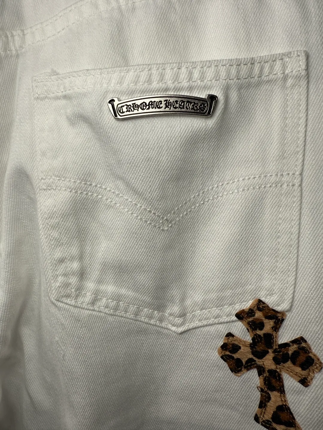 P240 💰 (Top version) Chrome Hearts/Chrome Hearts Classic white hand-painted monster cow series colorful leather cross washed color fabric unisex denim trousers Vibe style straight stacked god-level version Carbon fine bias denim color cloth Old vintage full set of hardware - Chrome Hearts white cow series The high version uses high-ounce custom fabrics, fermentation washing and soft color fixation, soft and thick to wear, the details are all made by hand-polished craftsmanship, all-over printed jacquard fabric Unique design style. Through multiple processes to create a full retro feel. Unique niche non-contrast shirt. Customized distressed spray-painted buttons. Craftsmanship in every detail. Color: white hand-painted monster. Size: 28-30-32-34 (corresponding to S-M-L-XL)